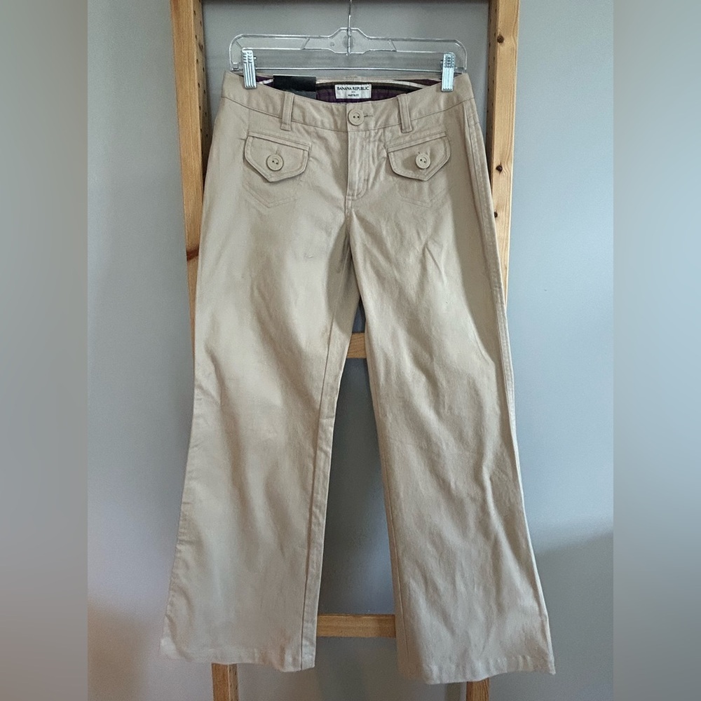 NWT Banana Republic Light Khaki Flare Leg Pants with Front Button Pockets Size 1